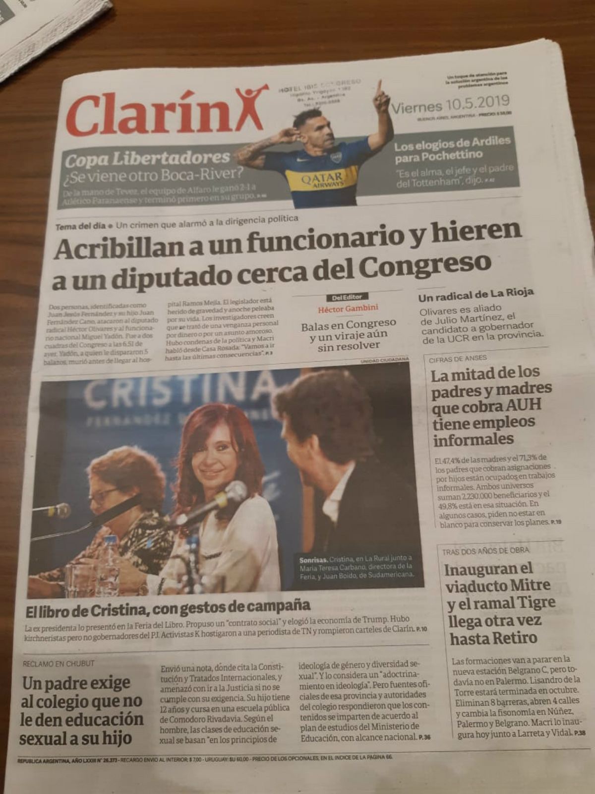 Capa do jornal Clarín. Foto: Luiz Ferraz
