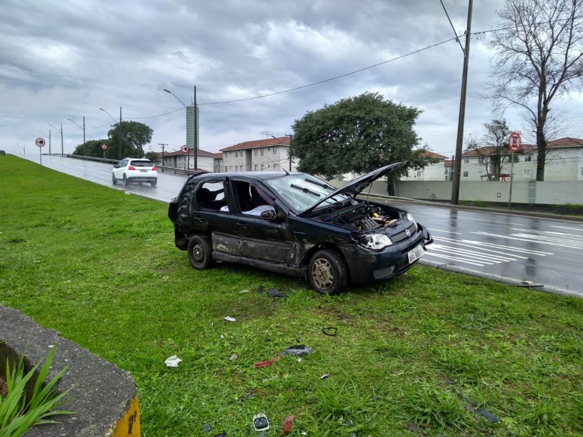 Capotamento deixou uma pessoa morta na Avenida das Torres. Foto: Gerson Klaina/Tribuna do Paraná