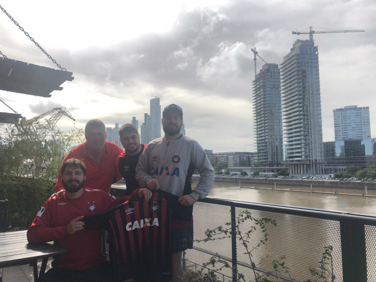 Dênis e a família Lago tiveram um trajeto mais tranquilo, passando por Santa Catarina, Rio Grande do Sul e Montevidéu, antes de chegarem em Buenos Aires. Foto: Arquivo pessoal