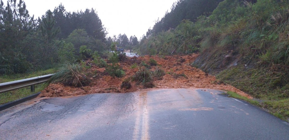 Estrada do Calcário está bloqueada, impedindo acesso entre Rio Branco do Sul e Cerro Azul. Foto: Bruno Cichela/Colaboração