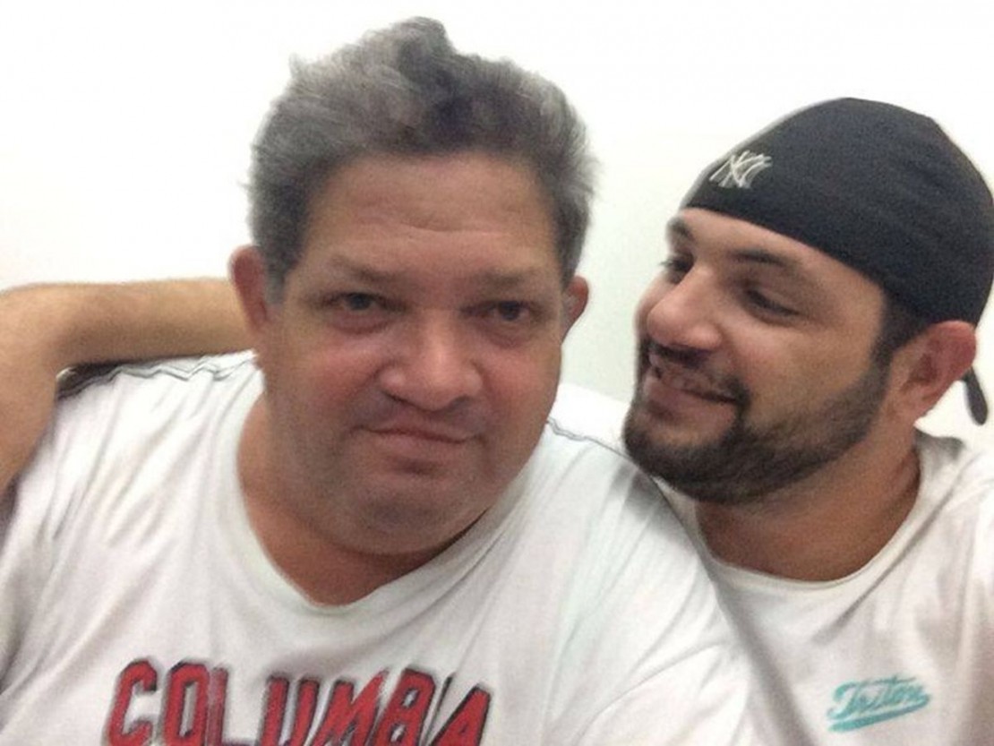 Andrei com o pai, Benedito. Foto: Reprodução/Facebook