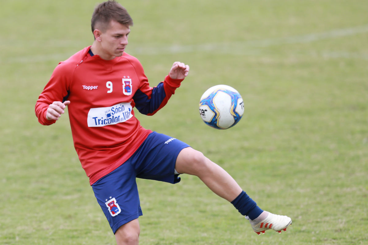 João Pedro deve ser titular contra a Ponte Preta. Foto: Felipe Rosa.