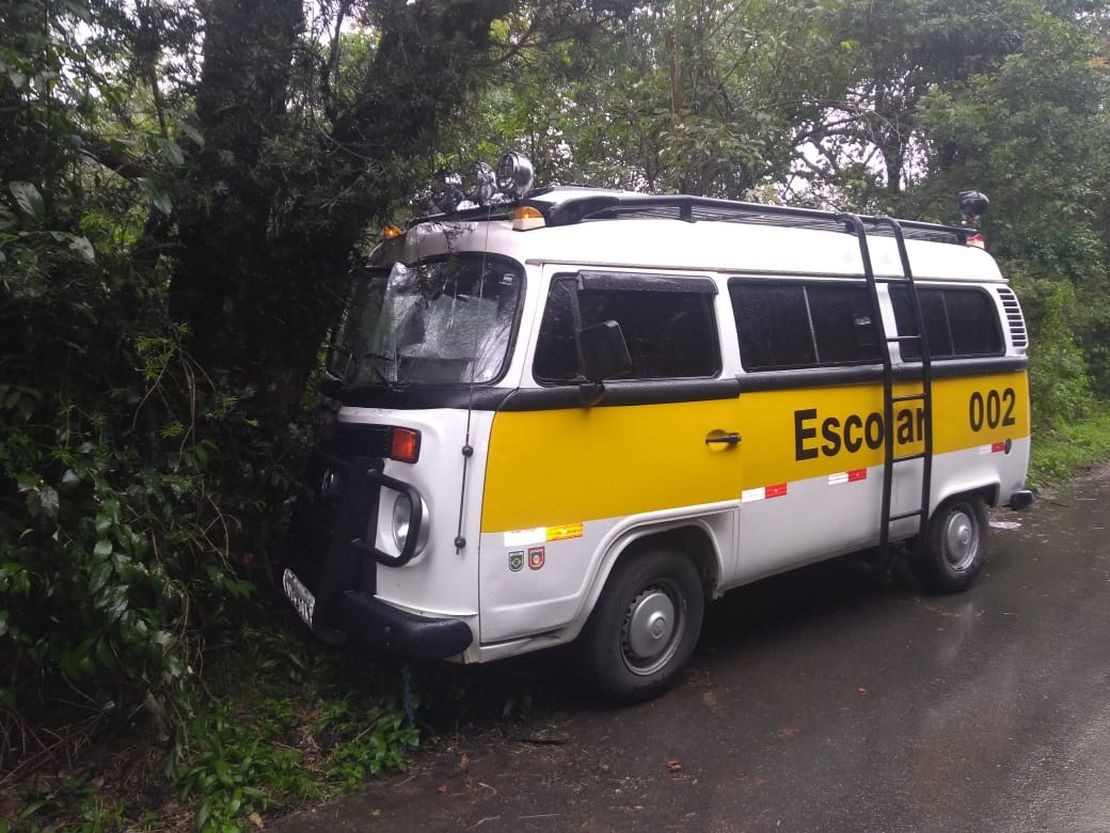 Kombi colidiu contra uma árvore no Alto Boqueirão. Foto: Átila Alberti