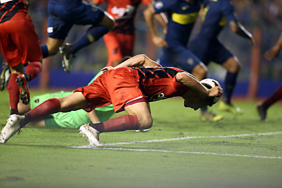 Marco Ruben mergulhou pra cabecear e fazer o gol do Athletico. Foto: Albari Rosa