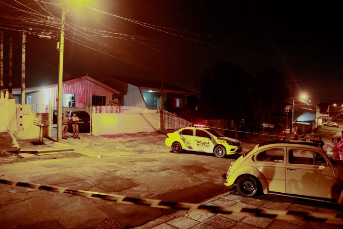 Enquanto abria o portão para entrar em casa, homem foi alvo de 12 tiros e morreu no local. Foto: Lineu Filho/Tribuna do Paraná