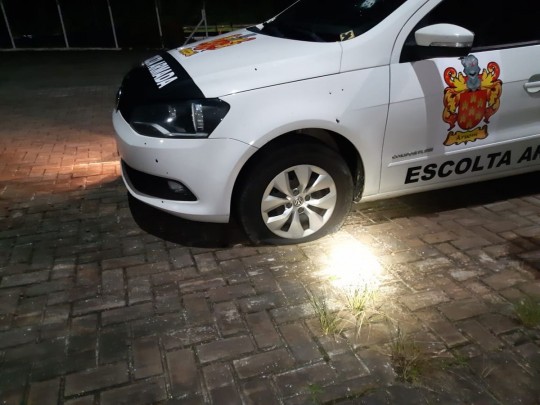 Carro que fazia escolta dos ônibus foi alvo de tiros e não conseguiu evitar a ação dos bandidos. Foto: Divulgação/PRF