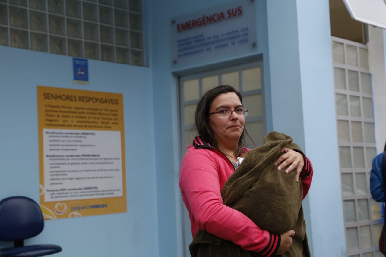 A operadora de caixa Andressa Bueno, em busca de atendimento para o filho. Foto: Átila Alberti/Tribuna do Paraná