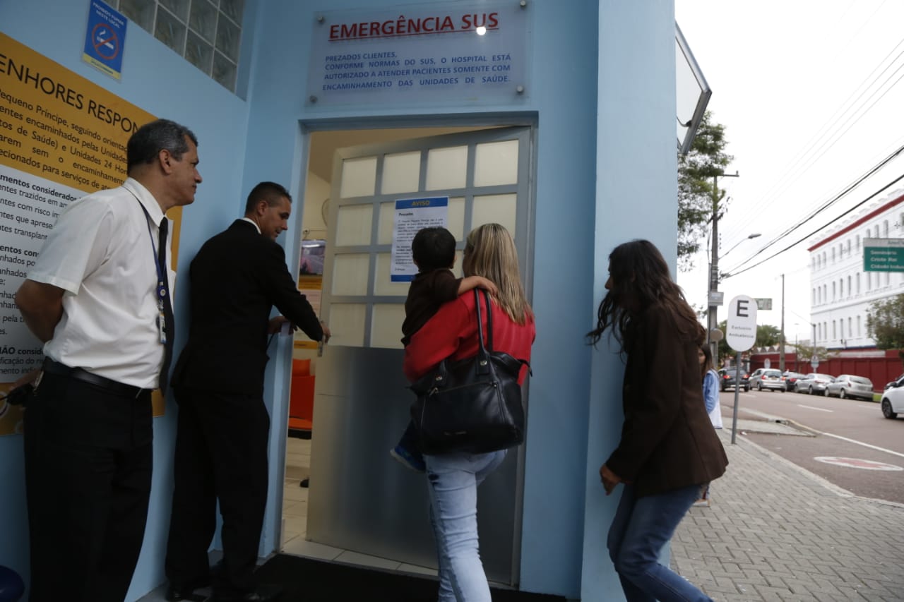 Pais ainda procuravam o hospital na tarde desta quarta-feira. Foto: Átila Alberti/Tribuna do Paraná