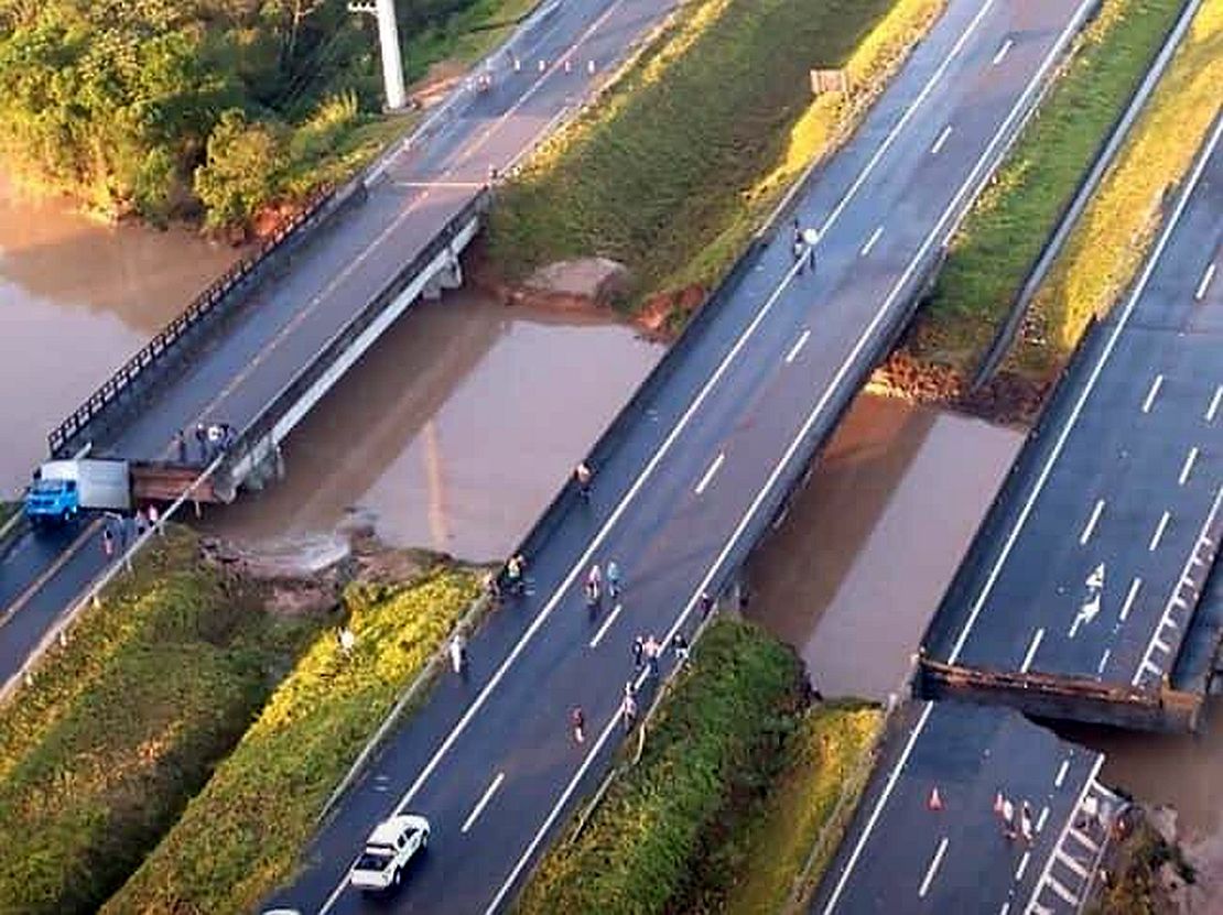 Foto aérea mostra pontes que desabaram na BR 101