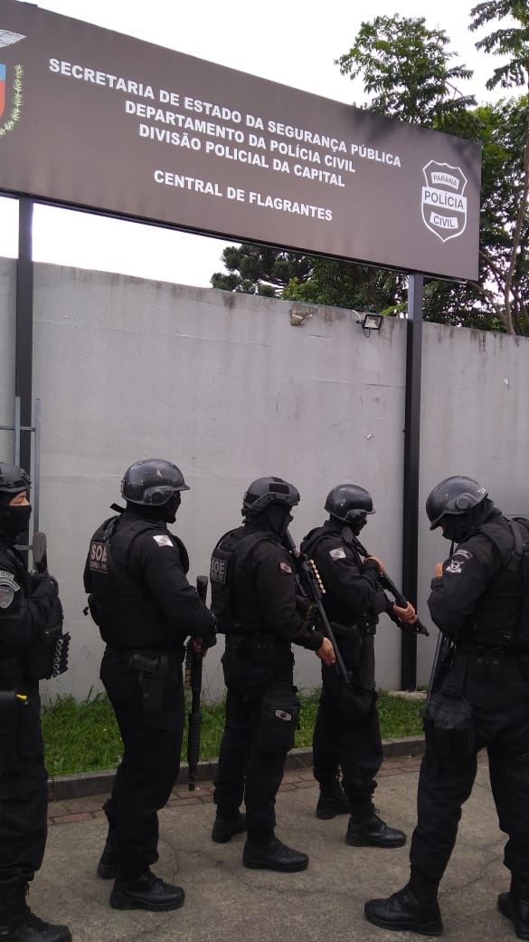 Policiais do Cope foram chamados ao local para reforçar a segurança. Foto: Alex Silveira/Tribuna do Paraná