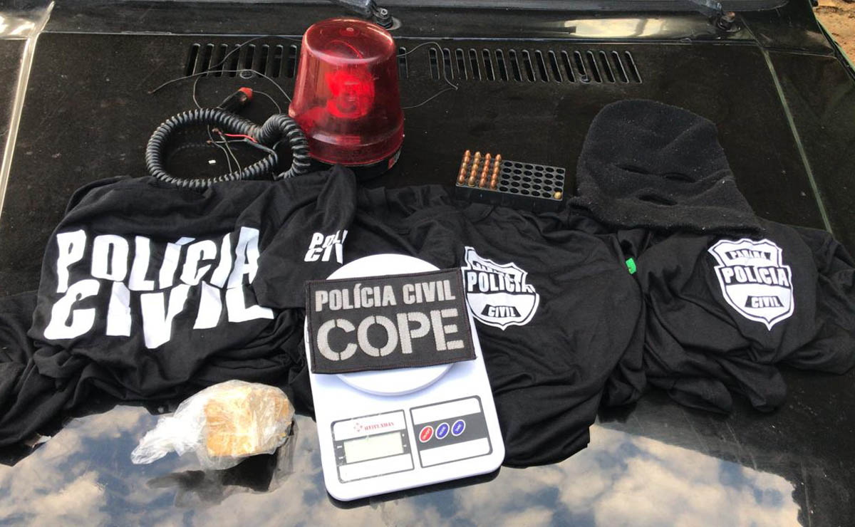 Até mesmo um giroflex foi encontrado entre os itens usados pelo trio. Foto: Divulgação/Polícia Civil