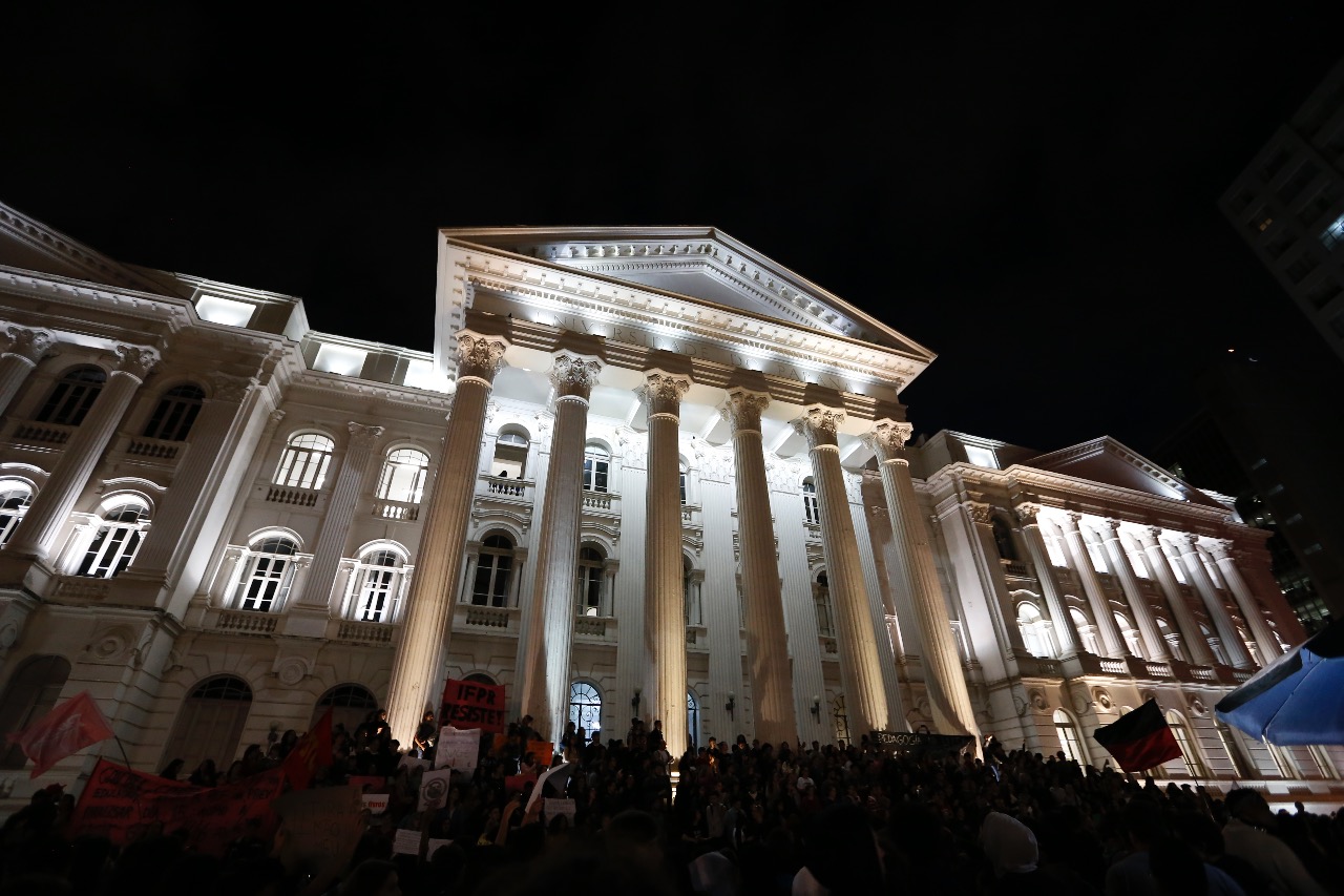 Protesto em frente ao prédio histórico da UFPR. Foto: Hedeson Alves/Gazeta do Povo