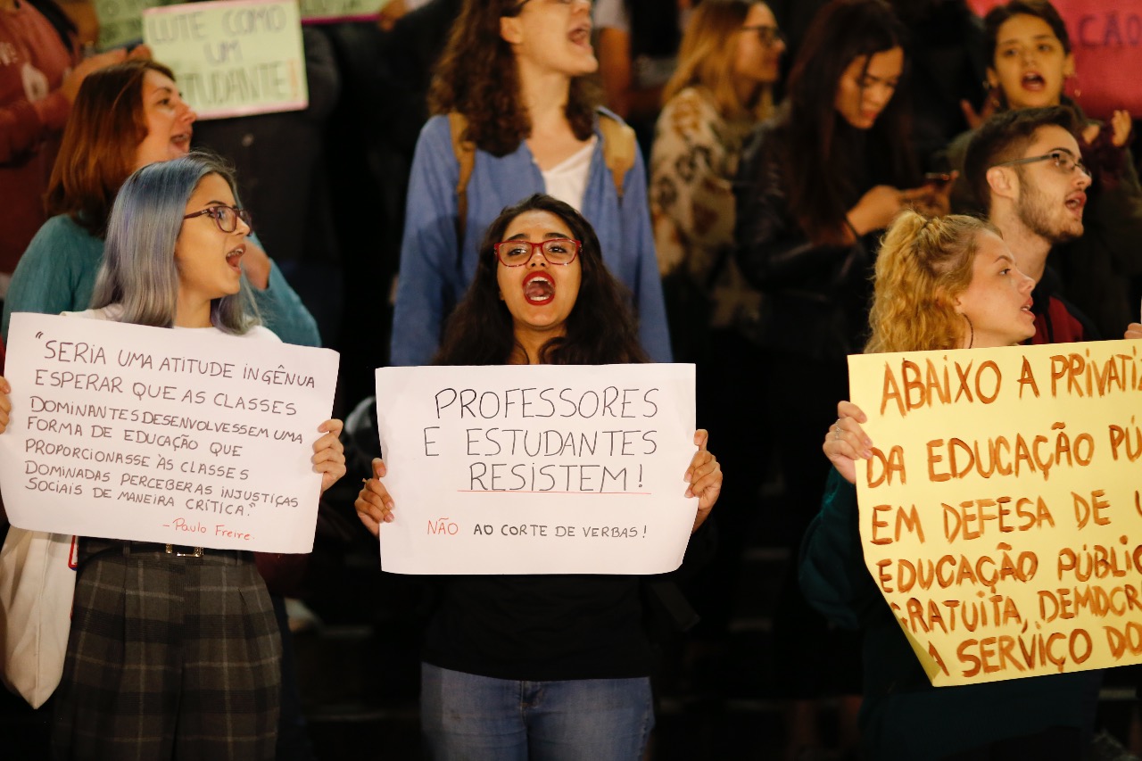 Manifestantes protestam com cartazes. Foto: Hedeson Alves/Gazeta do Povo