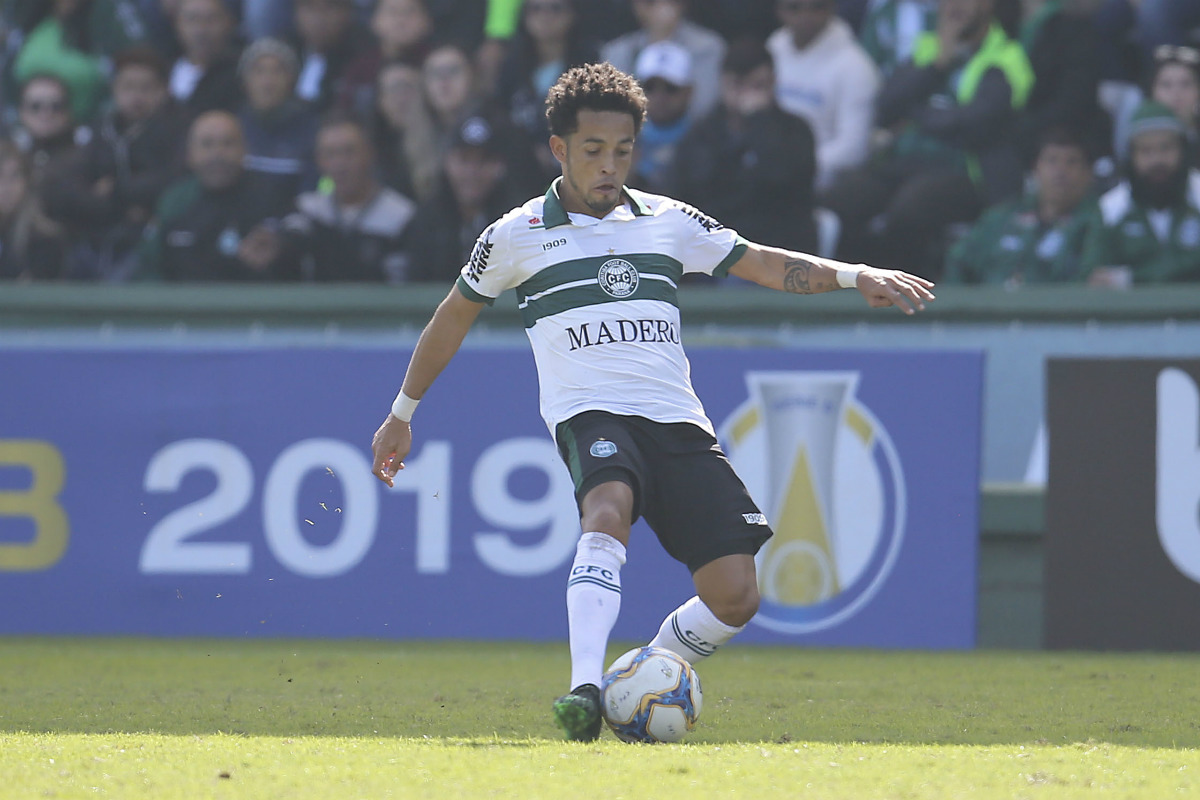Rafinha articulou várias jogadas contra o Cuiabá e fez a torcida do Coxa relembrar os bom momentos do início da década. Foto: Hedeson Alves