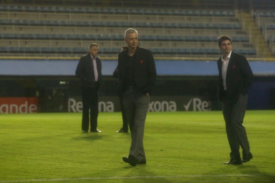 O técnico Tiago Nunes no reconhecimento. Foto: Albari Rosa