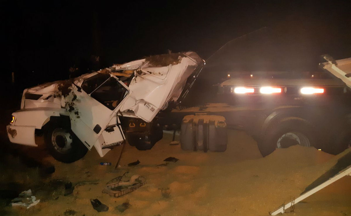 Toda a carga de soja que o caminhão transportava ficou espalhada pela pista. Foto: Divulgação/PRF