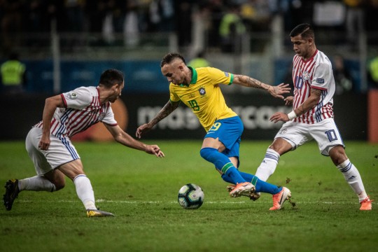 Everton cercado pelos paraguaios. Foto: Pedro Martins/MoWa Press