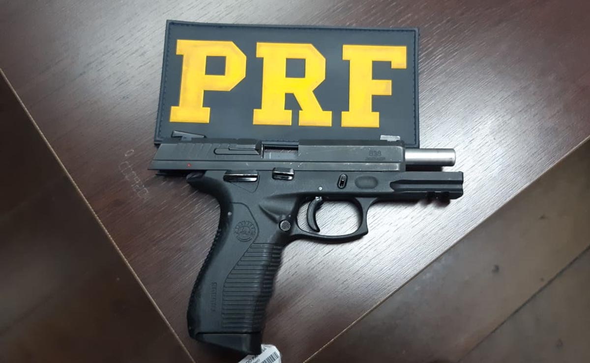 Pistola apreendida pretende à Guarda Municipal de São José dos Pinhais. Foto: Divulgação/PRF