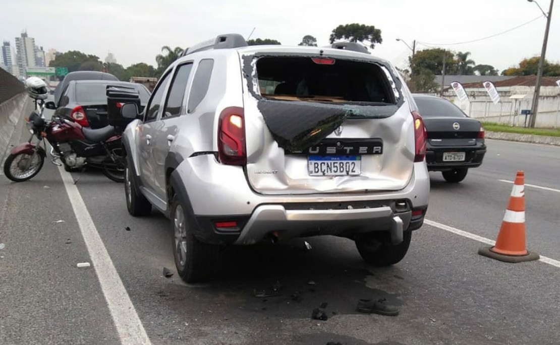 Alan Gomes, de 25 anos foi encaminhado ao Hospital Cajuru com fratura exposta no joelho. Fotos: Gerson Klaina/Tribuna do Paraná.