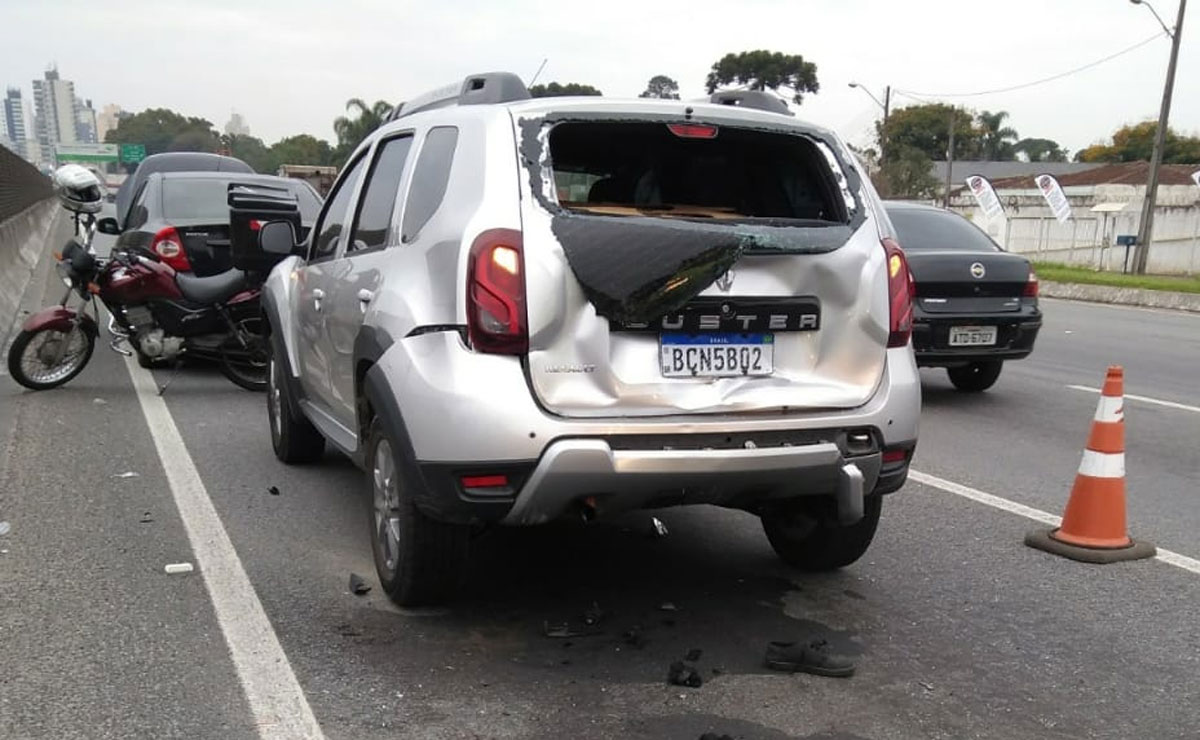 Alan Gomes, de 25 anos foi encaminhado ao Hospital Cajuru com fratura exposta no joelho. Fotos: Gerson Klaina/Tribuna do Paraná.