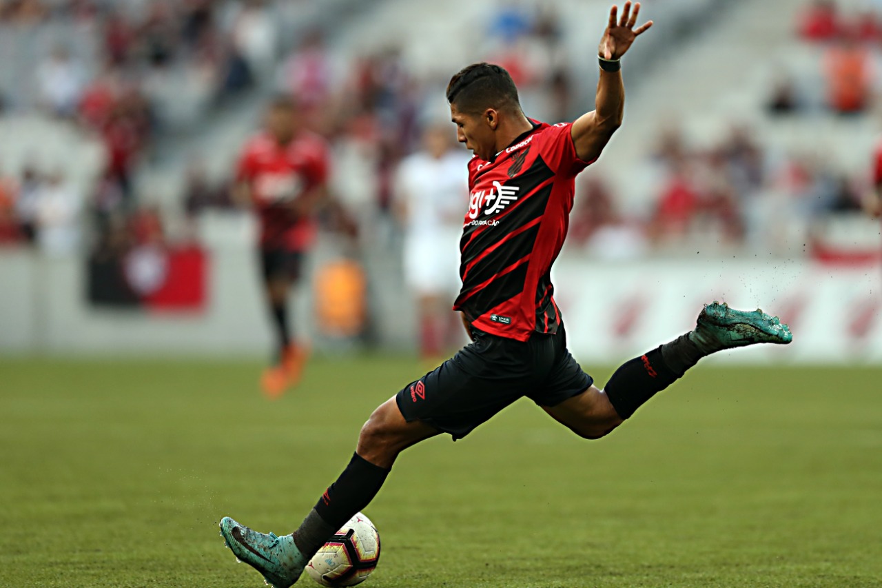 Rony tenta o arremate de fora da área. Foto: Albari Rosa.