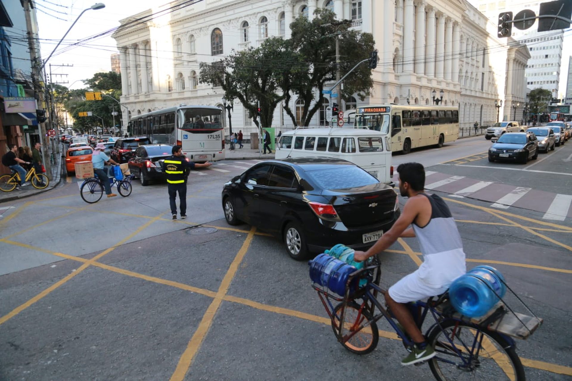 Homem passou mal e acabou atropelado por um ligeirinho no Centro de Curitiba. Foto: Felipe Rosa/Tribuna do Paraná