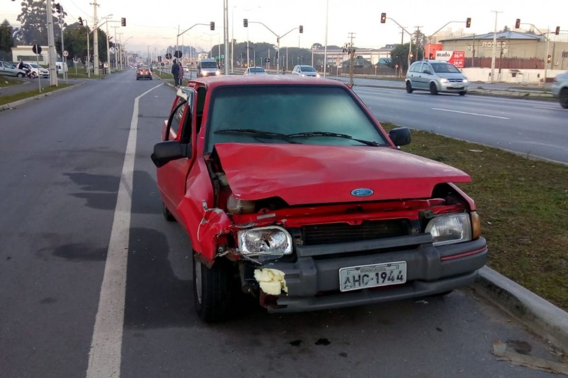 Carro acabou com a frente destruída após o atropelamento. Foto: Colaboração