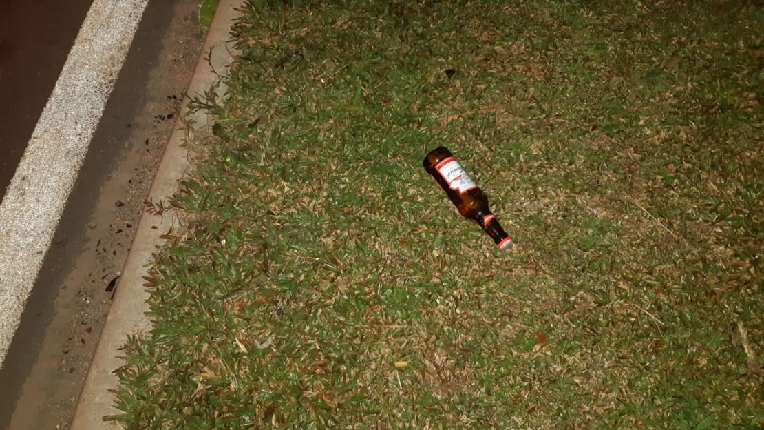Garrafa de cerveja foi encontrada com o motorista, que acabou flagrado no teste do bafômetro. Foto: Divulgação/PRF