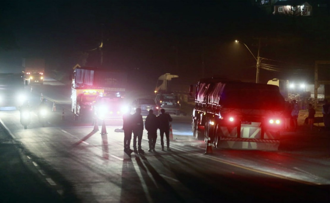 O resgate chegou a ser chamado, mas os socorristas nada puderam fazer para salvar o idoso. Foto: Lineu Filho/Tribuna do Paraná.