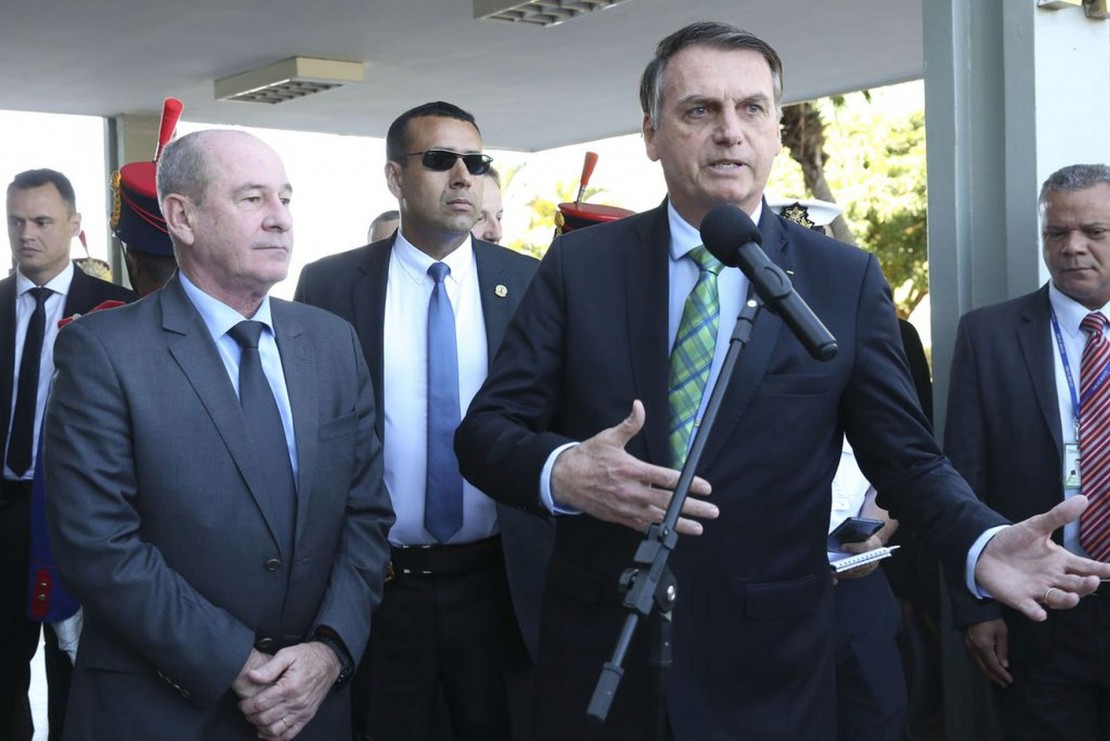 O presidente da República, Jair Bolsonaro, fala à imprensa após almoço no Ministério da Defesa. Ao lado o ministro da Defesa, Fernando Azevedo e Silva. Foto: Antônio Cruz/Agência Brasil