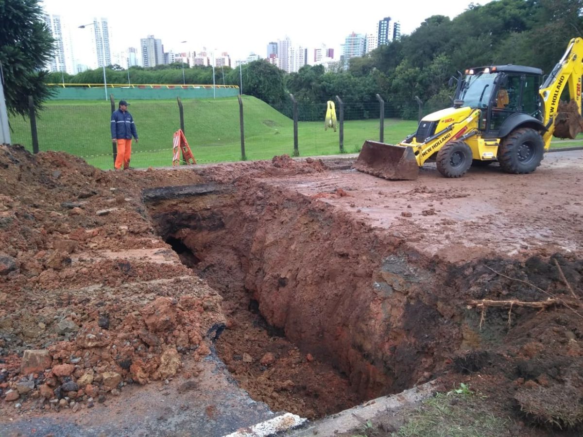 Prefeitura realiza reparos na Av. Lothário Meissner, que acabou com um buraco em decorrência das chuvas que caem em Curitiba desde a última quinta. Foto: Gerson Klaina/Tribuna do Paraná