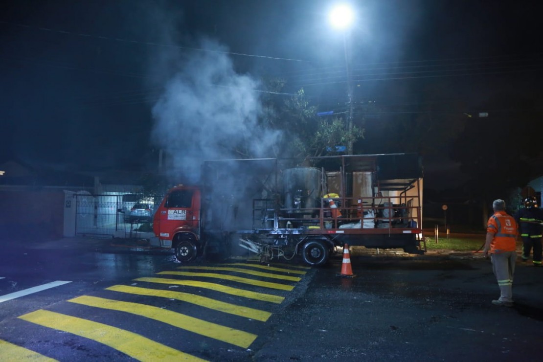 Explosão em caminhão no Água Verde assusta moradores. Foto: Lineu Filho/Tribuna do Paraná