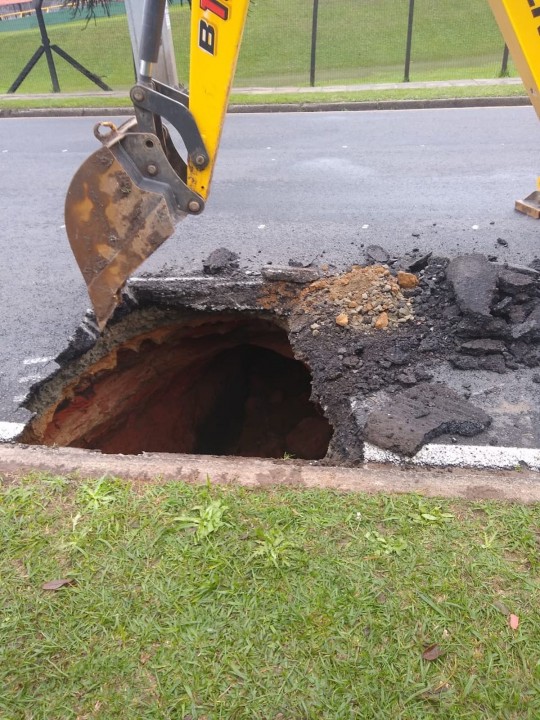 Buraco se abriu na Avenida Lothário Meissner após rompimento da galeria fluvial. Foto: Divulgação/Setran