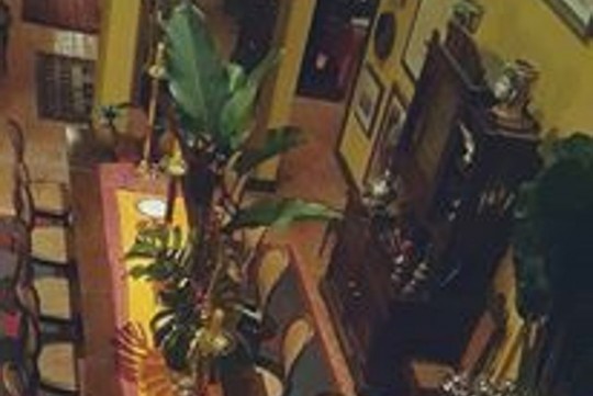 Cristaleira (direita) que aparece em imagens das redes sociais do prefeito Rafael Greca é uma das peças que teriam sido retiradas da Casa Klemtz. Foto: Reprodução/Facebook