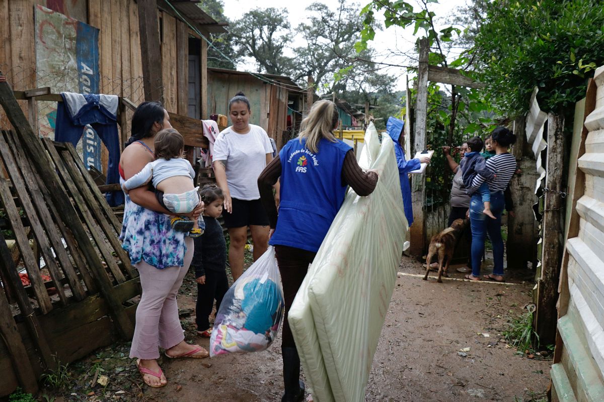 FAS entrega roupas, colchões e cobertores a 212 famílias em Curitiba. Foto: Ricardo Marajó/FAS
