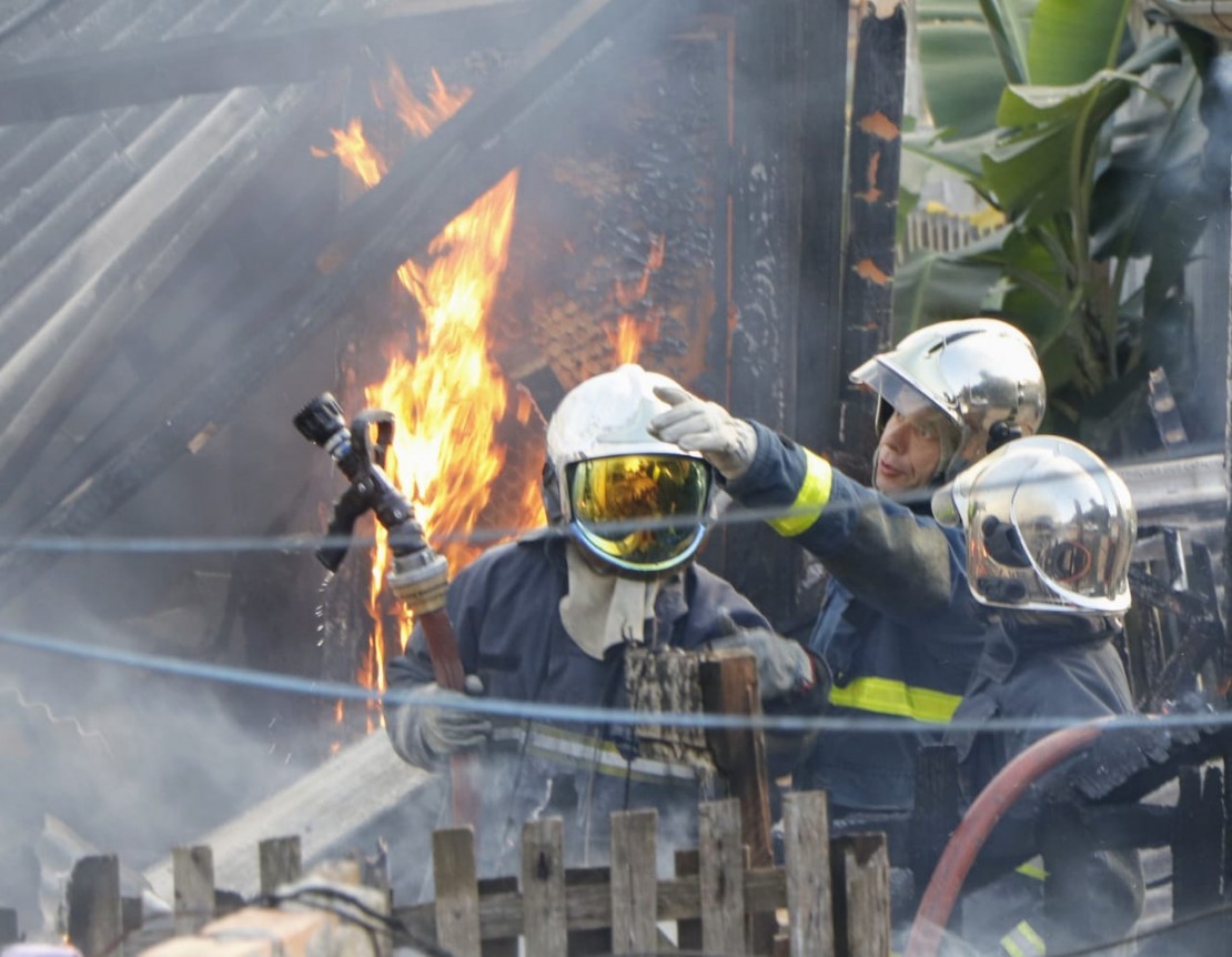Fogo atingiu três casas de madeira no Bairro Alto. Foto: Átila Alberti/Tribuna do Paraná