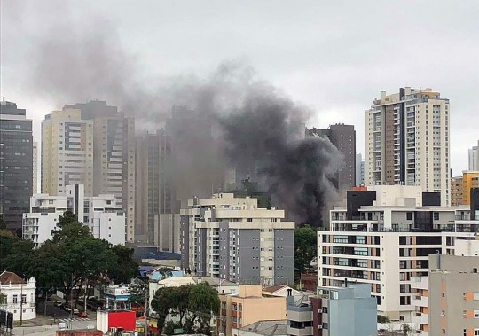 Fumaça chamou a atenção de moradores da vizinhança. Foto: Reprodução / WhatsApp