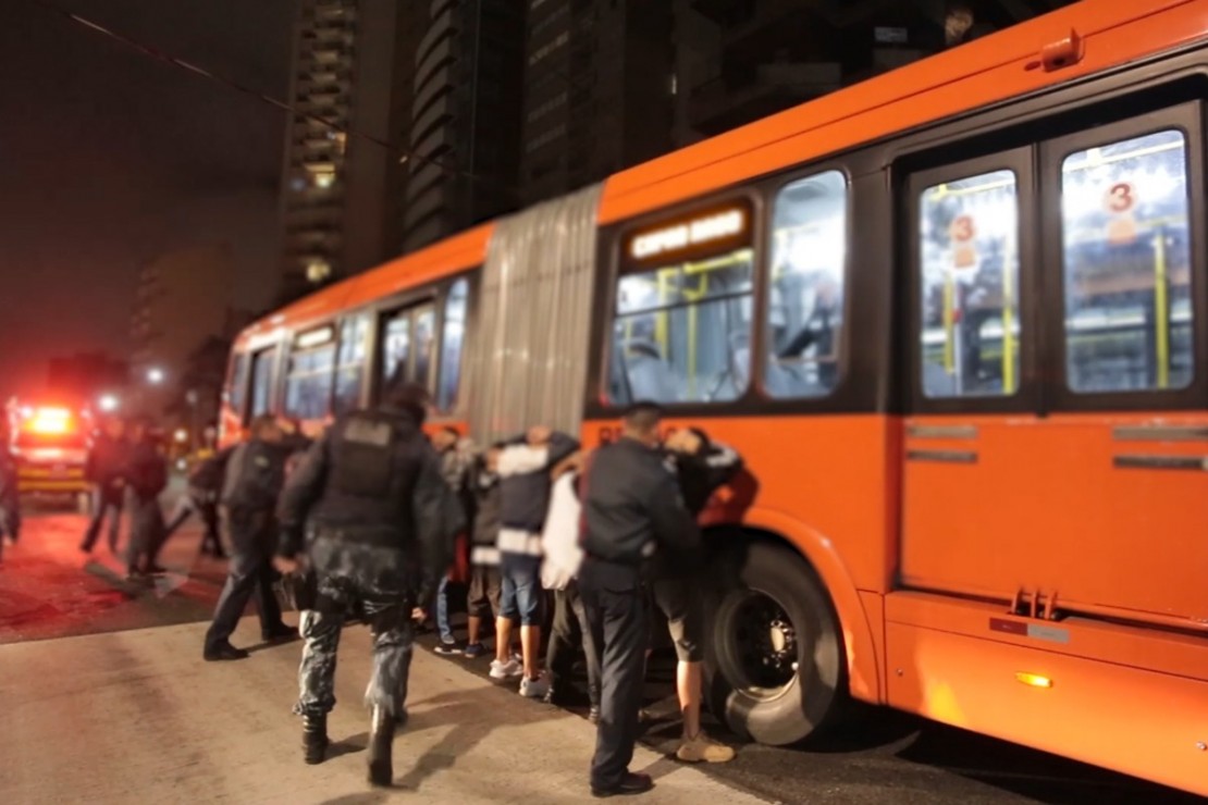 Jovens foram flagrados tentando não pagar passagem de ônibus após sair de culto em igreja evangélica em Curitiba.| Foto: Divulgação / Prefeitura de Curitiba