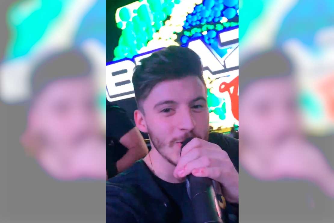 Cantor Gabriel Smaniotto fez show apenas para seus pais e os bombeiros, em Foz do Iguaçu. Foto: Reprodução/Twitter