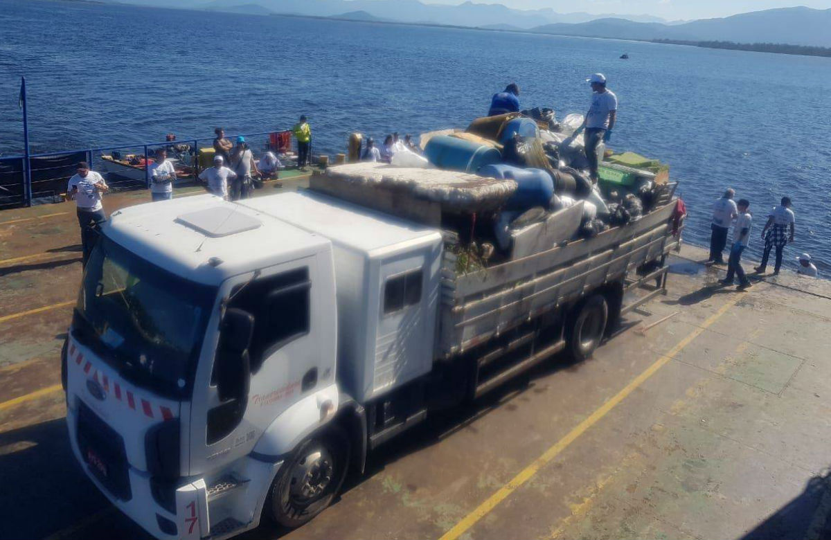 Um ferry boat ajudou na limpeza da Baía de Guaratuba. Foto: InPar