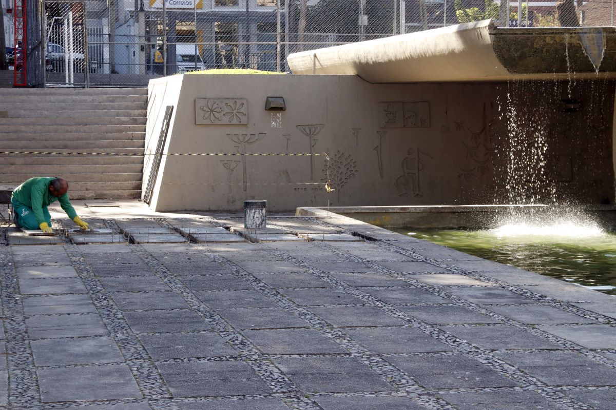 Obra do novo piso da Praça 29 de Março. Foto: Lucilia Guimarães/SMCS