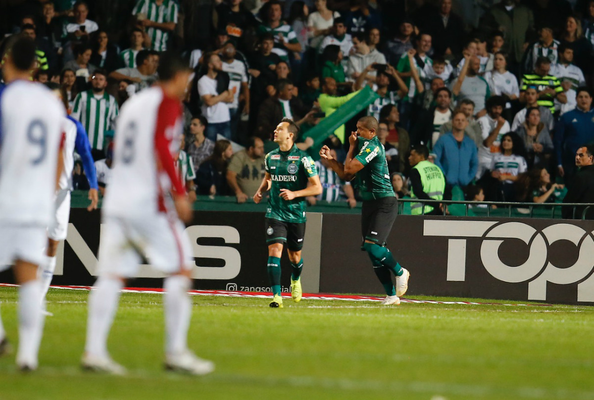 Rodrigão comemora o gol no clássico, o sétimo dele na Série B. Foto: Hedeson Alves
