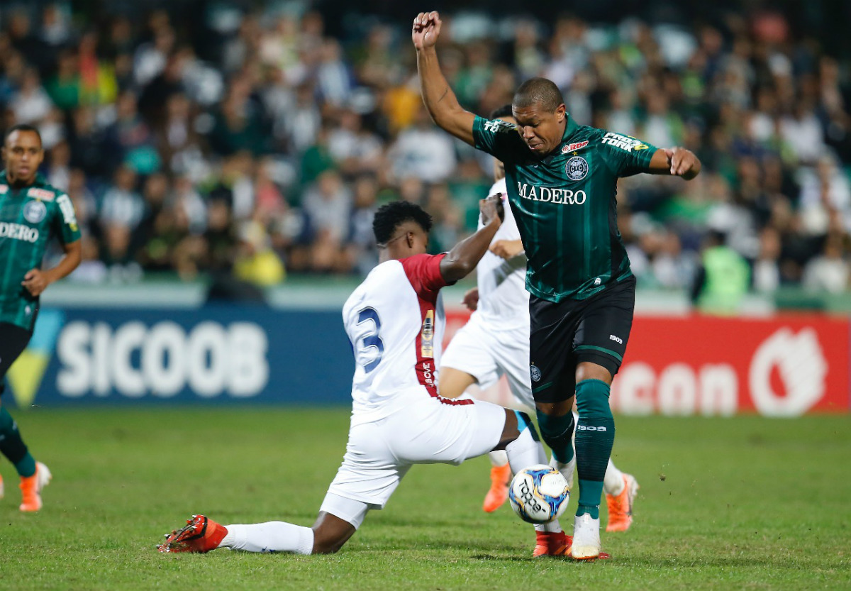 Coxa cometeu muitas falhas no clássico e treinador cobrou evolução. Foto: Hedeson Alves