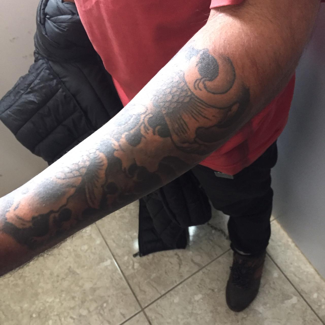 Tatuagem do suspeito, reconhecida pelas vítimas. Foto: Divulgação/Polícia Civil