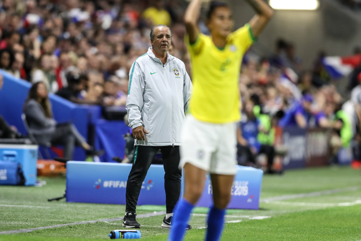 Após nove derrotas seguidas, Vadão foi mantido como técnico da seleção pra Copa, mas não conseguiu melhorar tanto o rendimento do time. Foto: Rener Pinheiro/MoWa Press
