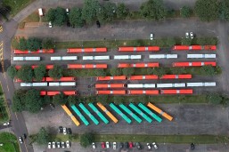 Novos ônibus têm sido usados em diferentes tipos de linhas, quebrando os padrões de cores usados há anos na cidade. Foto: Luiz costa/SMCS