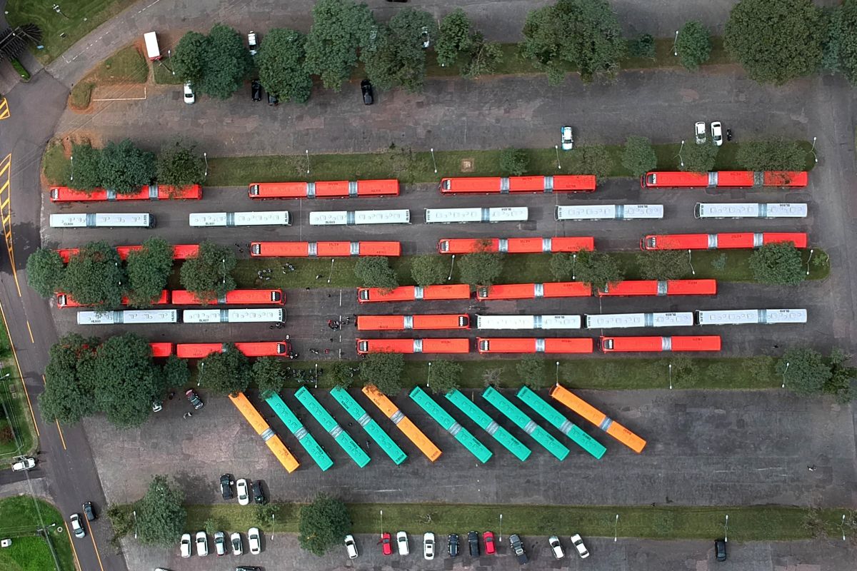 Novos ônibus têm sido usados em diferentes tipos de linhas, quebrando os padrões de cores usados há anos na cidade. Foto: Luiz costa/SMCS