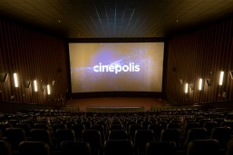 Sala Macro XE tem tela gigante. Foto: Divulgação.