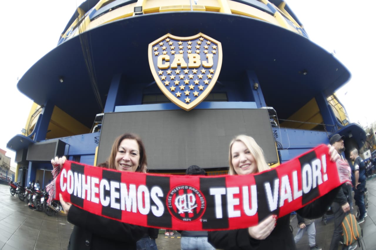 Torcedoras do Athletico na Bombonera. Foto: Jonathan Campos. 