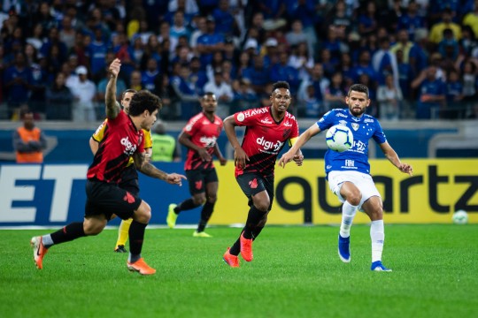 Márcio Azevedo e Wellington cercam Jadson. Foto: Bruno Haddad/Cruzeiro EC